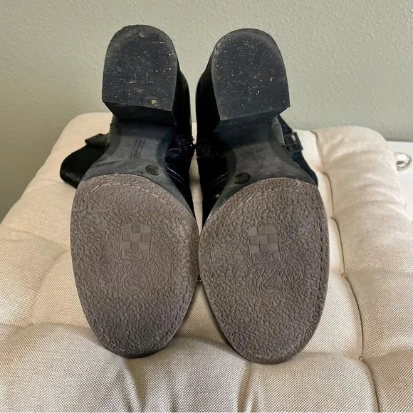 Vince Camuto Bennie Ankle Boots - Picture 7 of 7